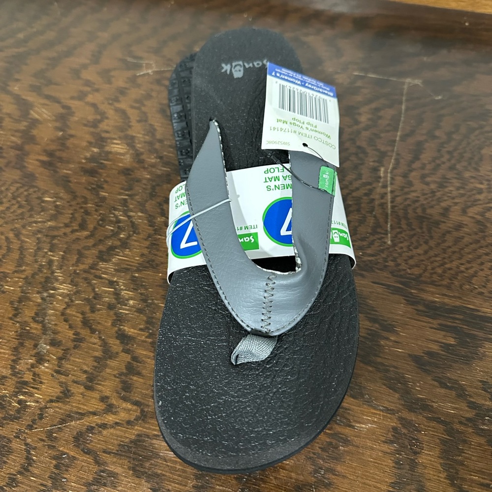 NWT Sanuks Flip Flops